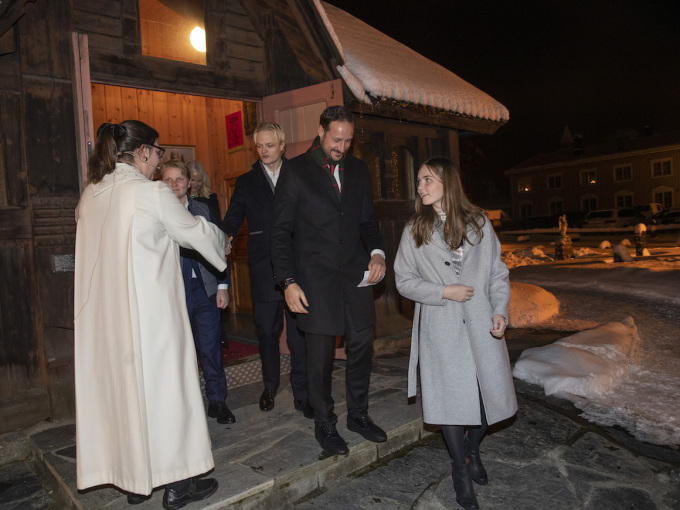 Kronprinsfamilien tar avskjed med sognepresten etter familiegudstjenesten. Foto: Terje Bendiksby / NTB scanpix